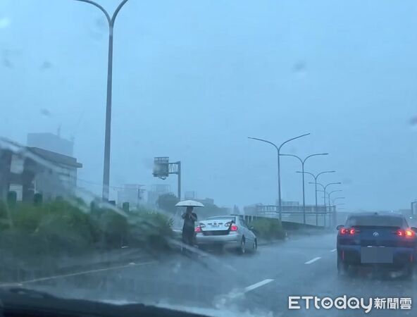 ▲▼台中強降雨全城一片黑，自小客失速自撞分隔護欄。（圖／記者許權毅攝）