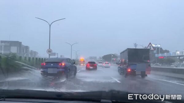 快訊／台中強降雨全城一片黑 自小客失速自撞分隔護欄