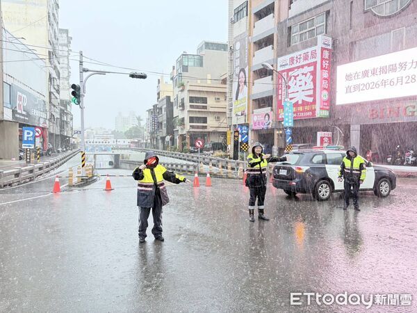 彰化遭豪雨狂炸！民生、曉陽地下道淹水封閉 員基旁馬路成河流
