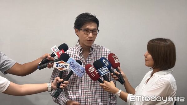 ▲▼藝人沈昊澄開心吃台鐵便當,驚見半身蟑螂,而且頭已不見了。(圖/民眾提供,下同)