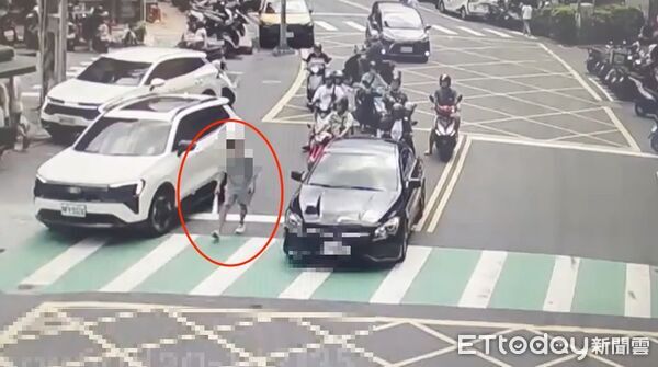 ▲▼官男囂張持開山刀當街攔下女騎士，官男在馬路中持刀下車直奔咖啡廳，警方在三溫暖逮捕官姓男子，警方在黃男賓士車內查獲作案用開山刀             。（圖／記者陳以昇翻攝）