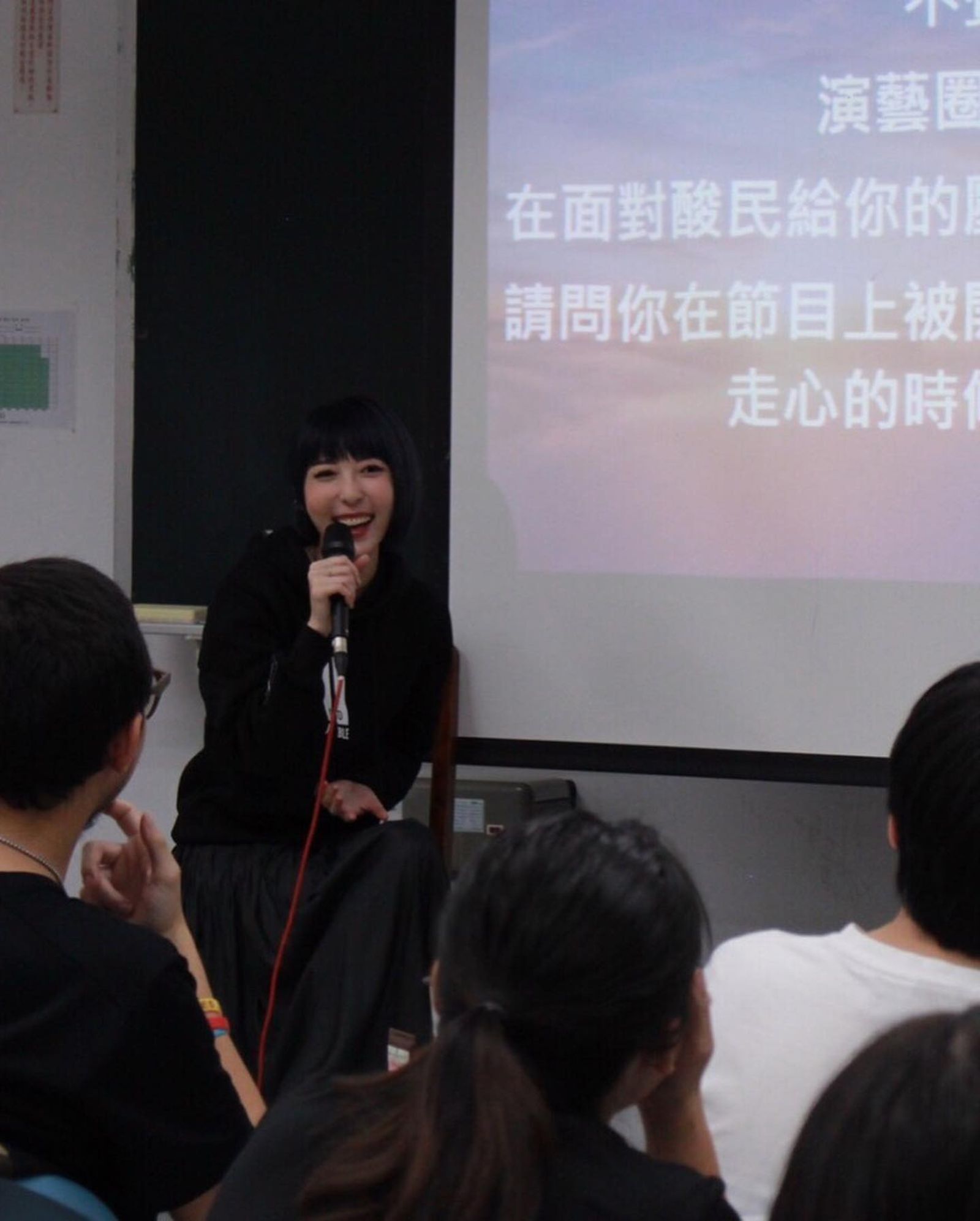 五熊過去赴東吳大學演講，過程中也不忘分享信仰、禱告。（翻攝自蔡頤榛IG）