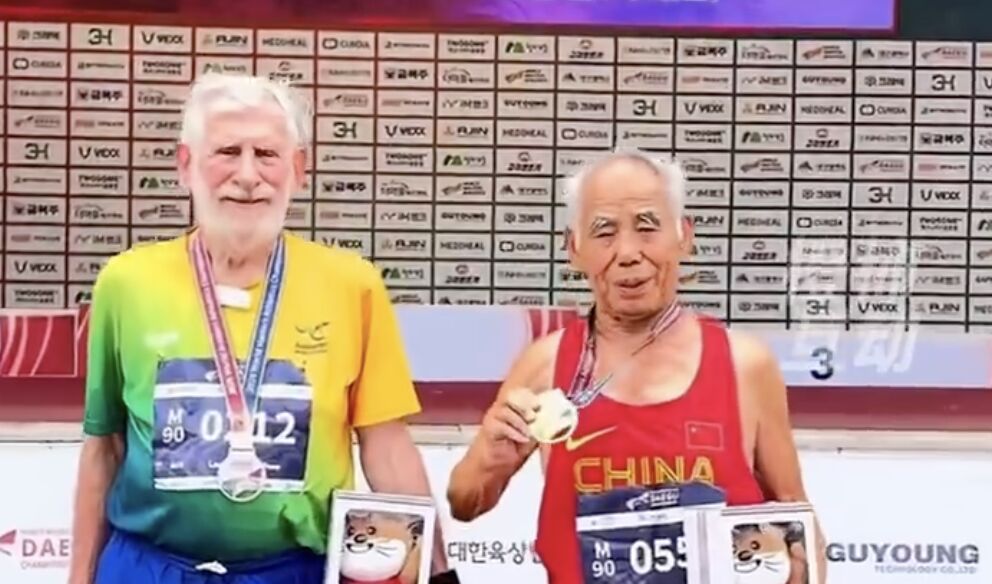 ▲大陸一名92歲老先生呂明璞拿下跳遠世界冠軍。(圖/翻攝都市快報)