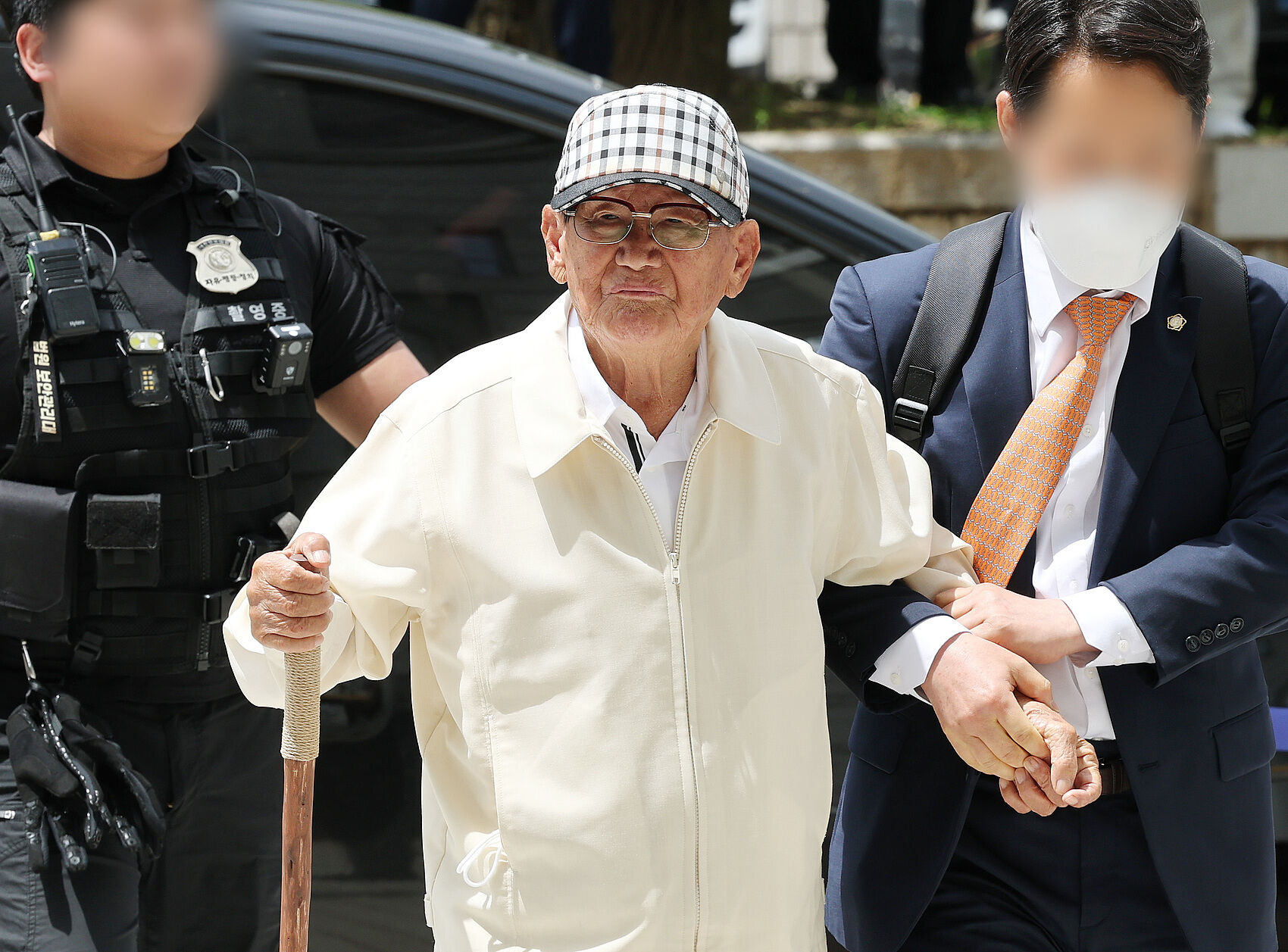▲▼新天地教會總會長李萬熙6月24日前往首爾中央地方法院接受審訊。（圖／VCG）