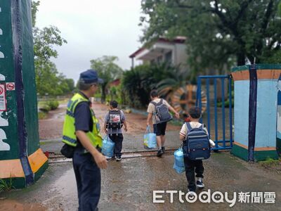 開學首日大武警護童勤務 強化校園周邊交通安全