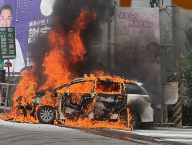 驚險畫面曝!休旅車淪火球黑煙狂竄 駕駛跳車逃命躲死劫