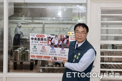 開學首日黃偉哲赴安慶國小 開箱午餐、宣導防疫交通安全