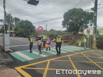 學子暑假結束開學日 員警護學童安心上學