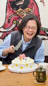 蔡英文今70歲大壽!燦笑切蛋糕照曝光 盧秀燕也同天生日