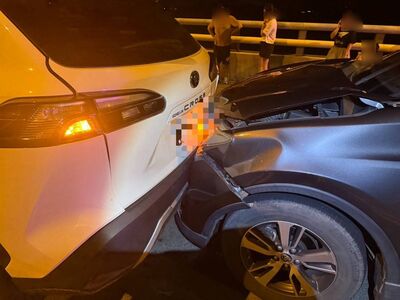 金門大橋休旅車追撞故障車　女駕駛載4童飽受驚嚇
