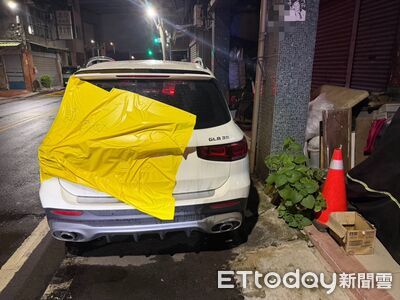 五股停車糾紛！賓士擋出入遭貼A4紙+塑膠膜　車主怒吿毀損