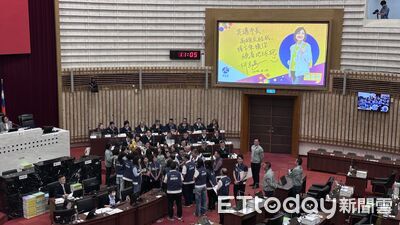 陳其邁最後一次施政報告！綠辦畢業典禮　藍送背包要他繞著地球跑