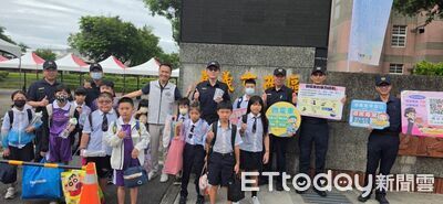 嘉義警啟動「護童防線」 分局長站第一線發大白熊水壺迎開學