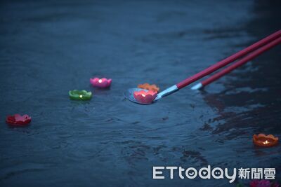 水燈隨水遠流！花蓮義民祭祈福　百盞水燈寄心願