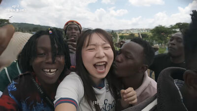 獨旅非洲出事!44萬女YTR「遭黑人男包圍強吻亂摸」她嚇傻:最糟旅遊