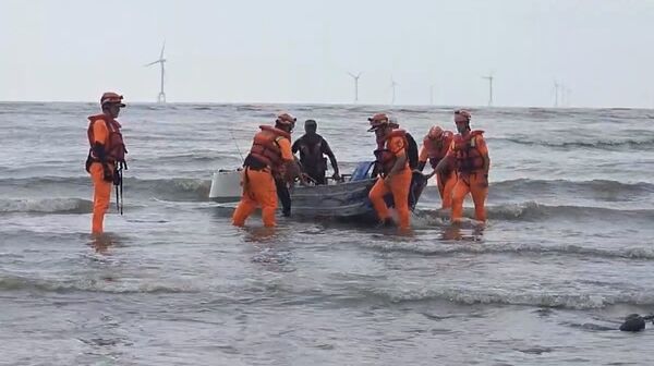 ▲苗栗縣3名釣客搭乘的海釣船失去動力，海巡署出動 救生快艇迅速救援上岸。（圖／海巡署提供）