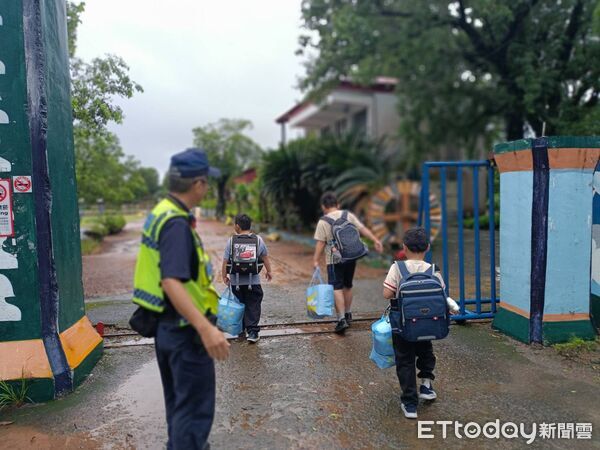 ▲開學首日，大武警分局員警於校園周邊執行護童勤務，加強交通疏導及安全維護，守護學童上下學安全。（圖／記者楊晨東翻攝）