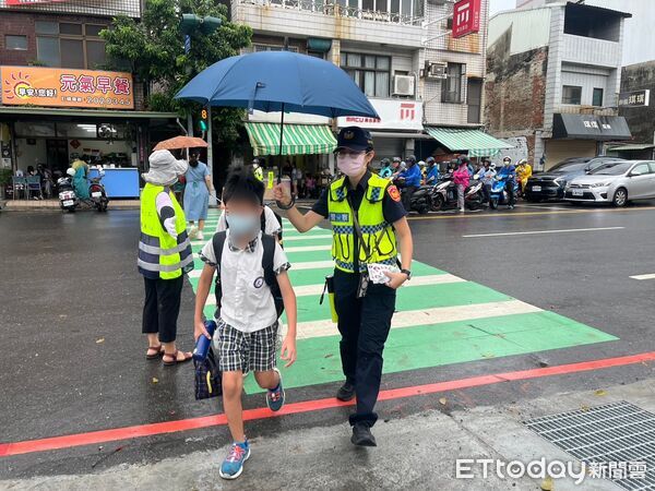 ▲台南市警察局開學首日啟動護童專案，員警前往各國小維護校門口交通秩序，守護學童上學安全。（記者林東良翻攝，下同）