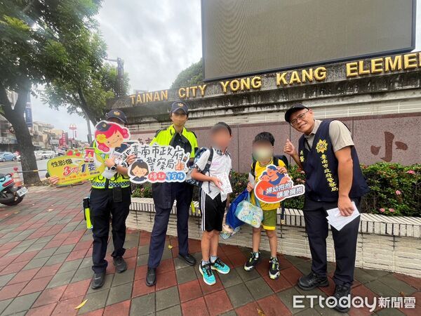 ▲台南市警察局開學首日啟動護童專案，員警前往各國小維護校門口交通秩序，守護學童上學安全。（記者林東良翻攝，下同）