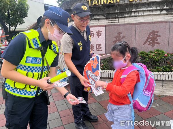▲台南市警察局開學首日啟動護童專案，員警前往各國小維護校門口交通秩序，守護學童上學安全。（記者林東良翻攝，下同）