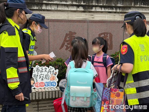 ▲台南市警察局開學首日啟動護童專案，員警前往各國小維護校門口交通秩序，守護學童上學安全。（記者林東良翻攝，下同）
