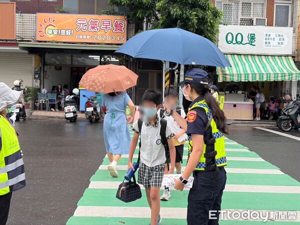 ▲台南市警察局開學首日啟動護童專案，員警前往各國小維護校門口交通秩序，守護學童上學安全。（記者林東良翻攝，下同）
