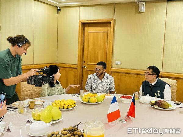 ▲法國知名網紅Atef Barbouche專程造訪台南，與市長黃偉哲一同直播開箱台南特色水果。（記者林東良翻攝，下同）