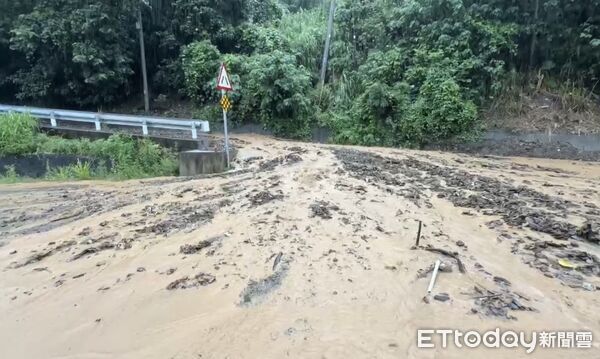 快訊／土石流淹沒最美海岸路！暴雨強襲南迴...大武多良多處坍方