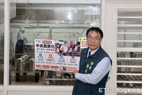 開學首日黃偉哲赴安慶國小 開箱午餐、宣導防疫交通安全