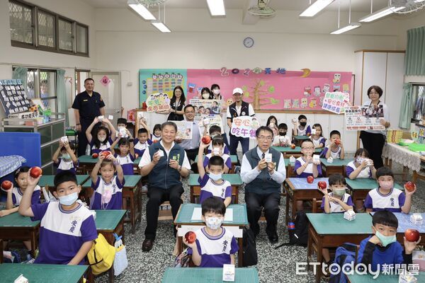 ▲台南市長黃偉哲開學首日前往安慶國小,迎接學生返校並關心校園防疫、交通及午餐供應情形。(記者林東良翻攝,下同)