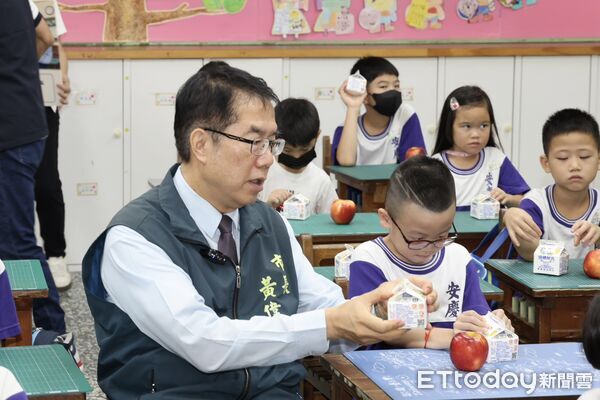▲台南市長黃偉哲開學首日前往安慶國小,迎接學生返校並關心校園防疫、交通及午餐供應情形。(記者林東良翻攝,下同)