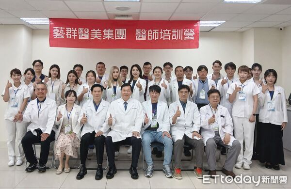 ▲藝群醫學美容集團在台南總部舉辦醫美醫師培訓營，由王正坤針對全台23家連鎖診所專任醫師進行臨床教學。（記者林東良翻攝，下同）