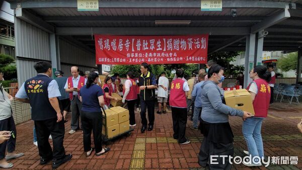 ▲台南左鎮噶瑪噶居寺推動「普肚眾生」計畫，將中元普渡物資打包成福袋，關懷四區弱勢居民。（記者林東良翻攝，下同）