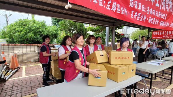 ▲台南左鎮噶瑪噶居寺推動「普肚眾生」計畫，將中元普渡物資打包成福袋，關懷四區弱勢居民。（記者林東良翻攝，下同）