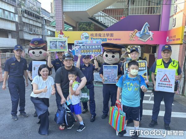 開學第一天萌翻！警察大頭娃娃校門口迎賓 北投警護15校學童