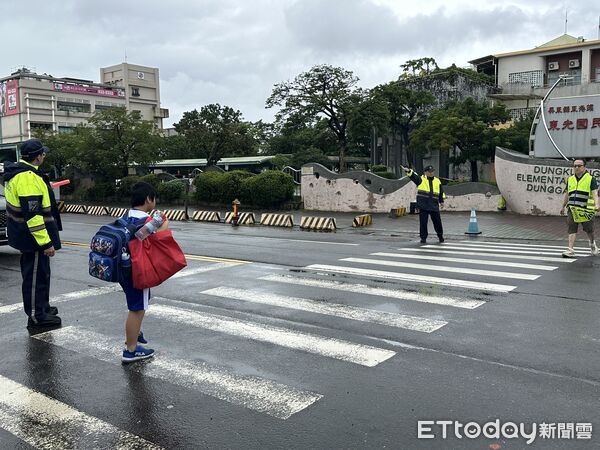 ▲開學日，東港警方啟動護童專案。（圖／記者陳崑福翻攝）