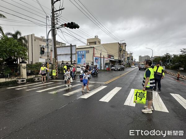 ▲開學日，東港警方啟動護童專案。（圖／記者陳崑福翻攝）