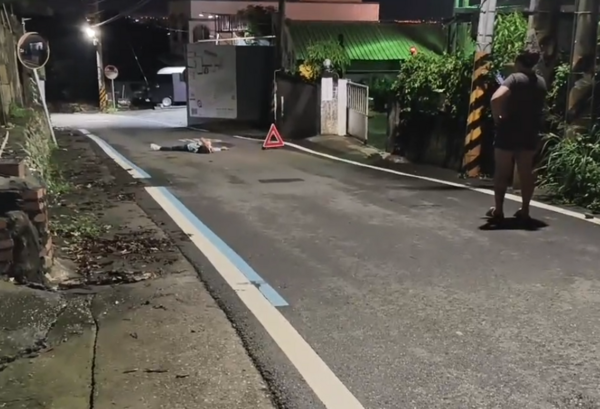 ▲彰化百果山酒醉男倒在路中間。（圖／民眾提供）