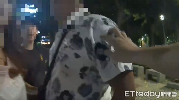 ▲▼警方到場路人白衣江男(右)與黑衣孟男已無衝突,孟男跟員警表示自己被傷害 。(圖/記者陳以昇翻攝)