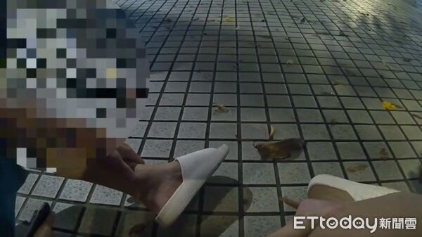 ▲▼警方到場路人白衣江男(右)與黑衣孟男已無衝突,孟男跟員警表示自己被傷害 。(圖/記者陳以昇翻攝)