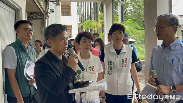 ▲台南市長參選人陳亭妃偕同市議員陳怡珍前往中山國中會勘,爭取推動全國首創K-12舞蹈教育基地。(記者林東良翻攝,下同)