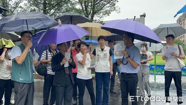 ▲台南市長參選人陳亭妃偕同市議員陳怡珍前往中山國中會勘,爭取推動全國首創K-12舞蹈教育基地。(記者林東良翻攝,下同)