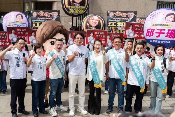 ▲▼黃國昌31日上午陪同民眾黨「台中隊」議員參選人領表登記，並受訪。（圖／民眾黨提供）