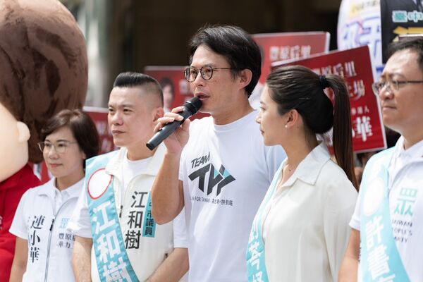 ▲黃國昌31日上午陪同民眾黨「台中隊」議員參選人領表登記，並受訪。（圖／民眾黨提供）