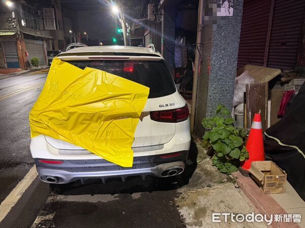 ▲▼監視器拍下張男用黃色塑膠膜貼到賓士車，賓士車前擋風玻璃貼了A4紙寫著「請移車」，賓士車被貼了黃色塑膠膜             。（圖／記者陳以昇翻攝）