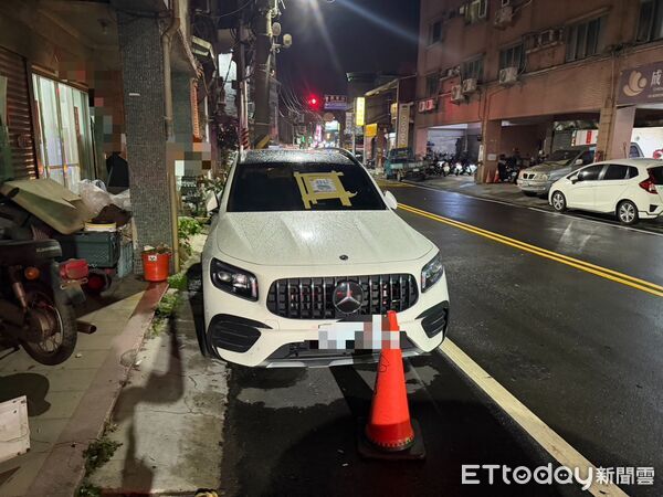 ▲▼監視器拍下張男用黃色塑膠膜貼到賓士車，賓士車前擋風玻璃貼了A4紙寫著「請移車」，賓士車被貼了黃色塑膠膜             。（圖／記者陳以昇翻攝）