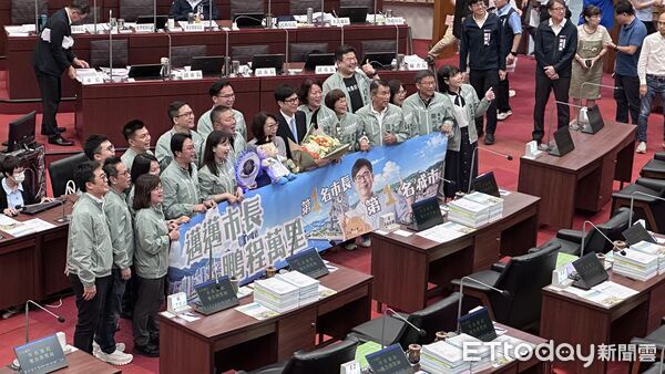 ▲▼ 陳其邁最後一次施政報告！綠辦畢業典禮　藍送背包要他繞著地球跑。（圖／記者賴文萱攝）