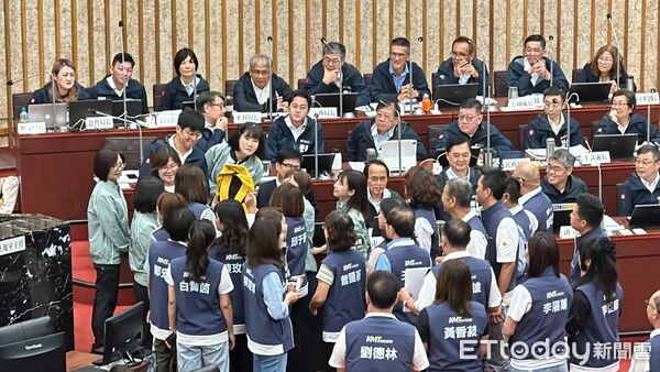 ▲▼ 陳其邁最後一次施政報告！綠辦畢業典禮　藍送背包要他繞著地球跑。（圖／記者賴文萱攝）