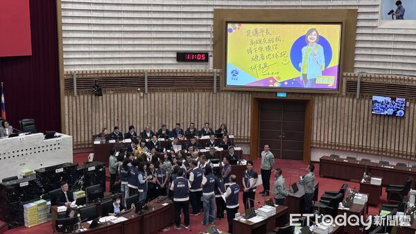 ▲▼ 陳其邁最後一次施政報告！綠辦畢業典禮　藍送背包要他繞著地球跑。（圖／記者賴文萱攝）