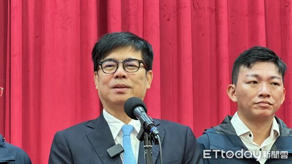 ▲▼ 陳其邁最後一次施政報告！綠辦畢業典禮　藍送背包要他繞著地球跑。（圖／記者賴文萱攝）